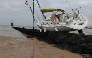 Courseulles : un voilier sur l'enrochement